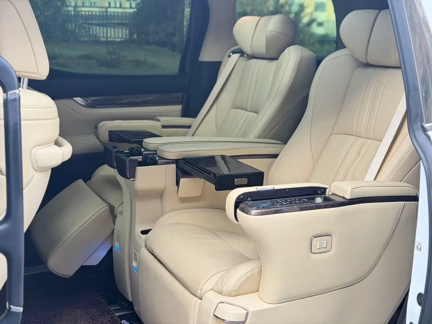 Toyota Alphard 2021 Hybrid 2.5L Premium фото 9