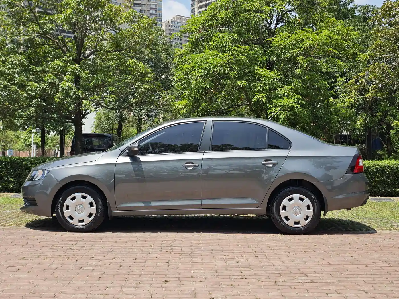 Škoda Rapid 2018 1.6L Manual Standard Edition фото 4