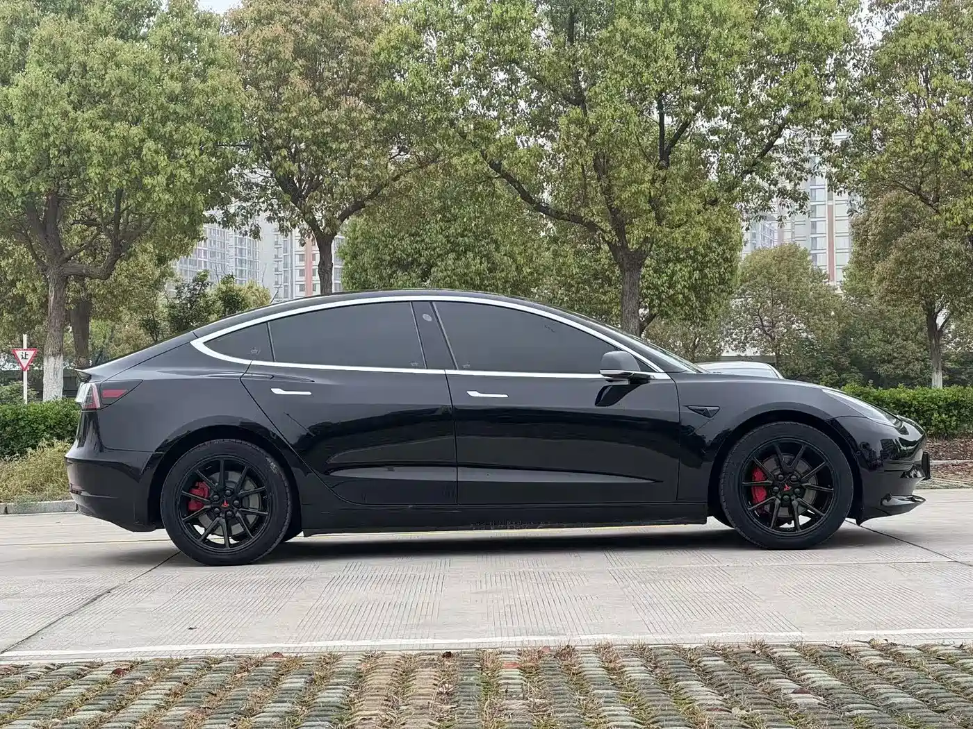 TESLA MODEL 3