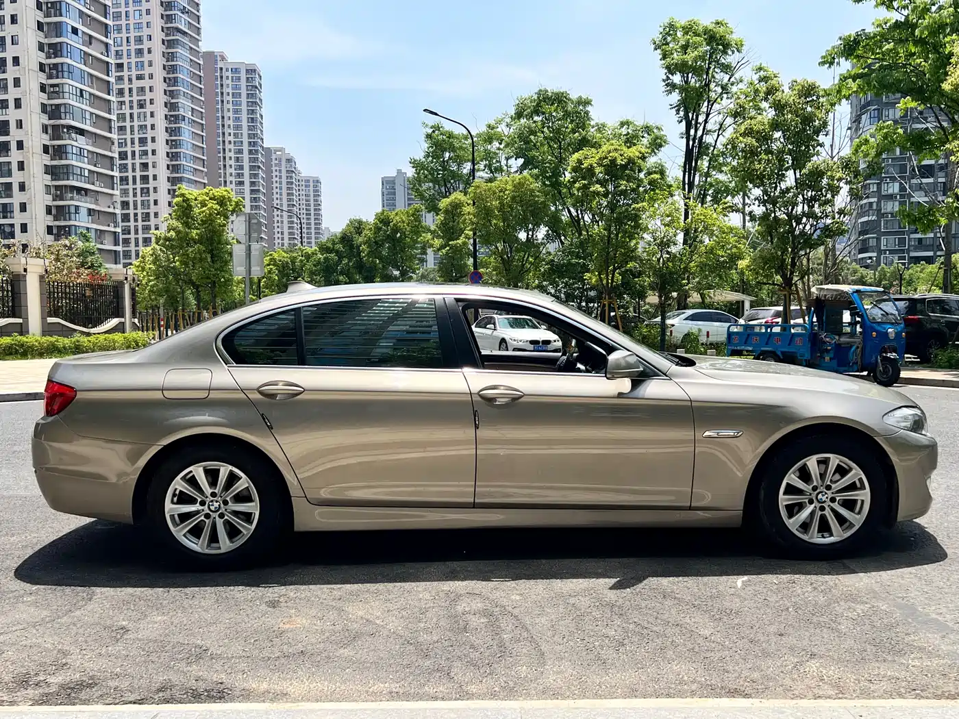 BMW 5 Series 2011 523Li Luxury фото 4