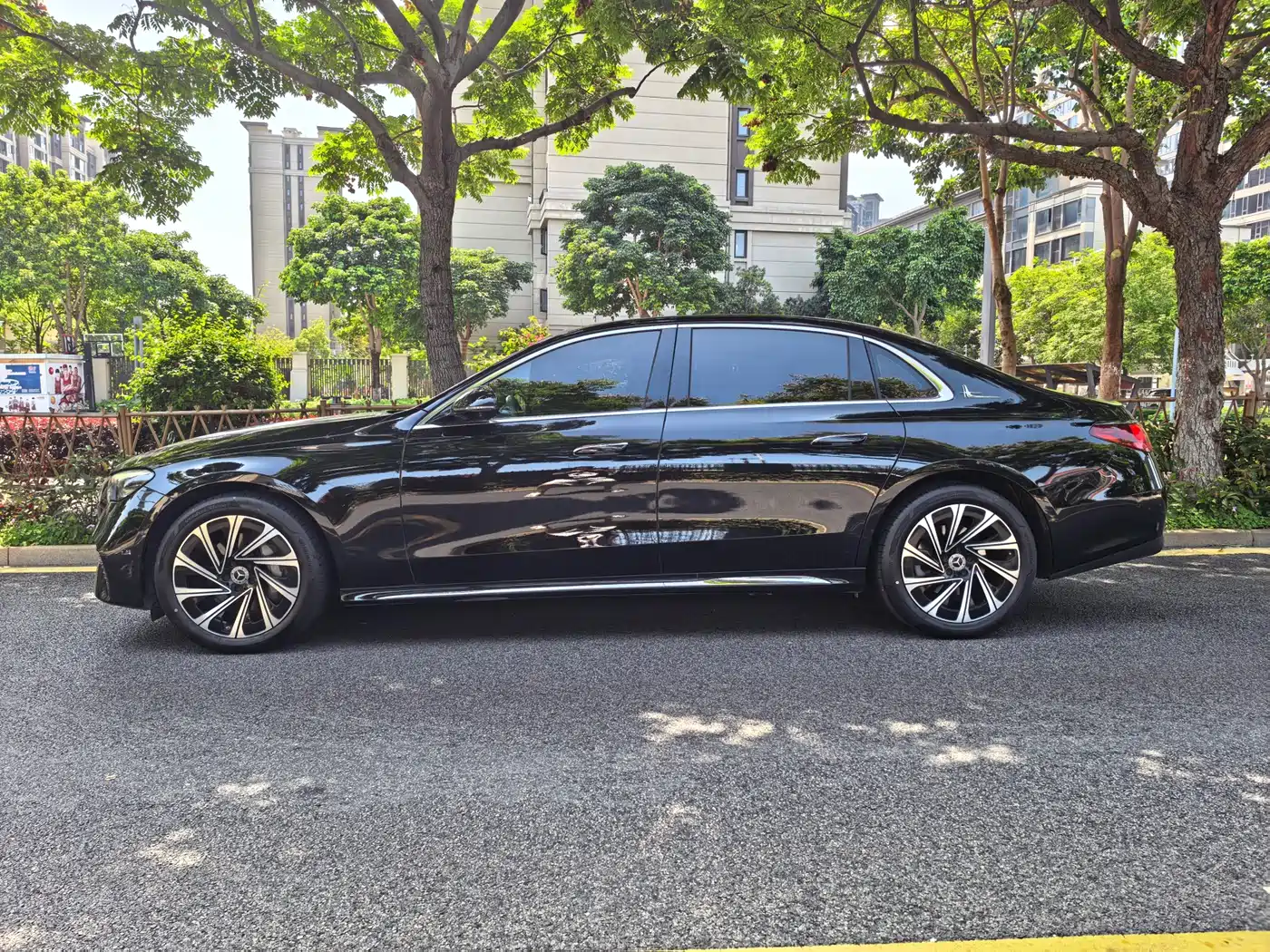 Mercedes-Benz E-Class 2024 Model E 300 L Luxury фото 2