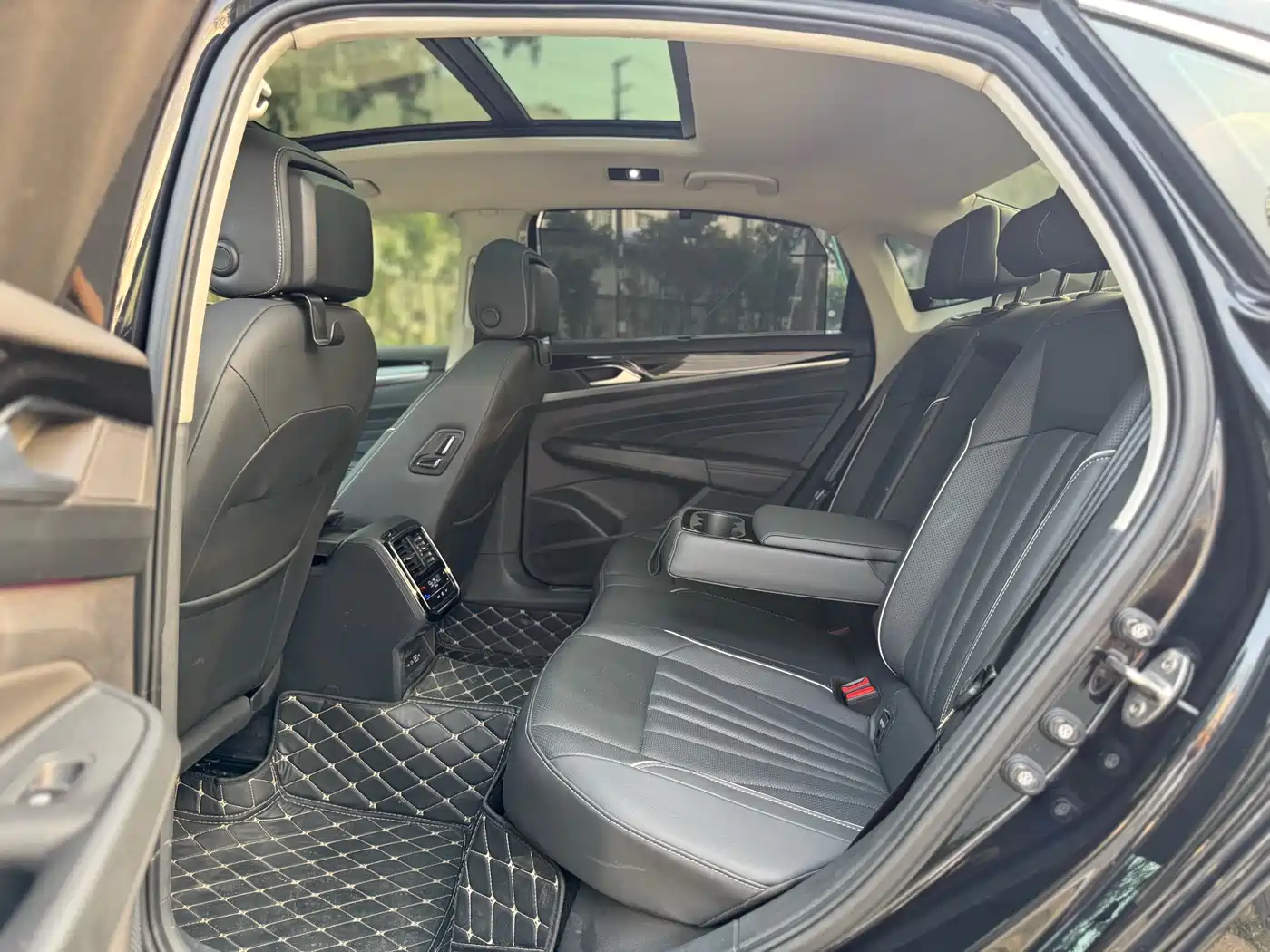 Volkswagen Passat 2024 380TSI Starlight Luxury Edition фото 16
