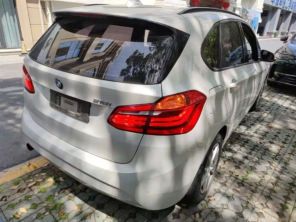 BMW 2 Series Touring 2016 218i Leading фото 7