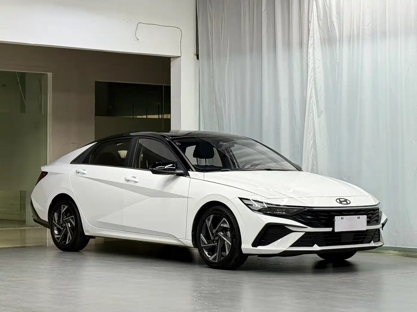 Hyundai Elantra 2023 Model 1.5L CVT LUX Premium Edition фото 6