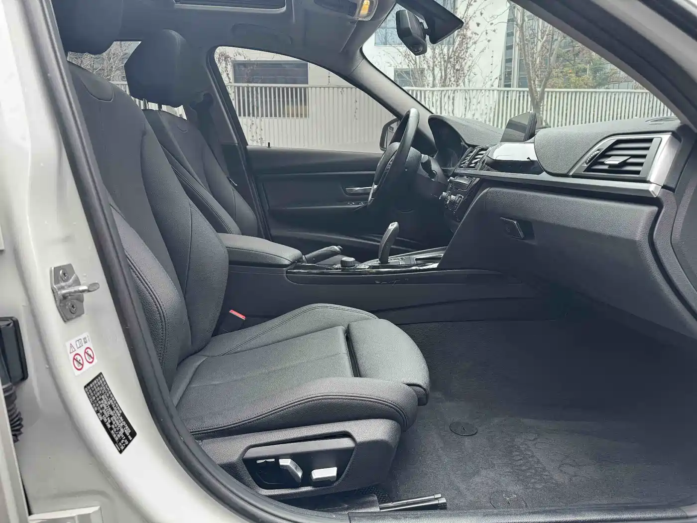 BMW 3 Series 2018 318i фото 10