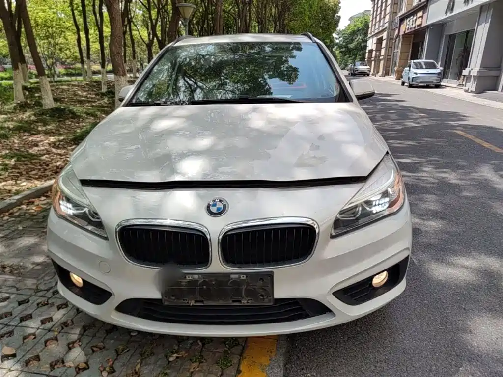 BMW 2 Series Touring 2016 218i Leading фото 3