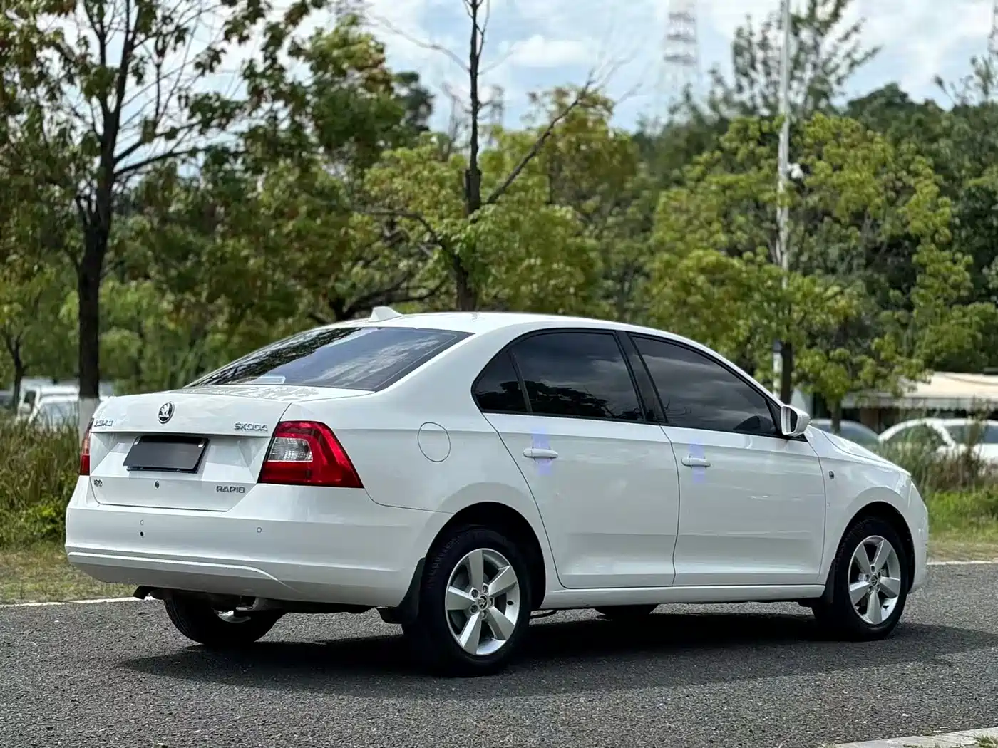 Škoda Rapid 2016 1.6L Manual Pioneer Edition фото 4