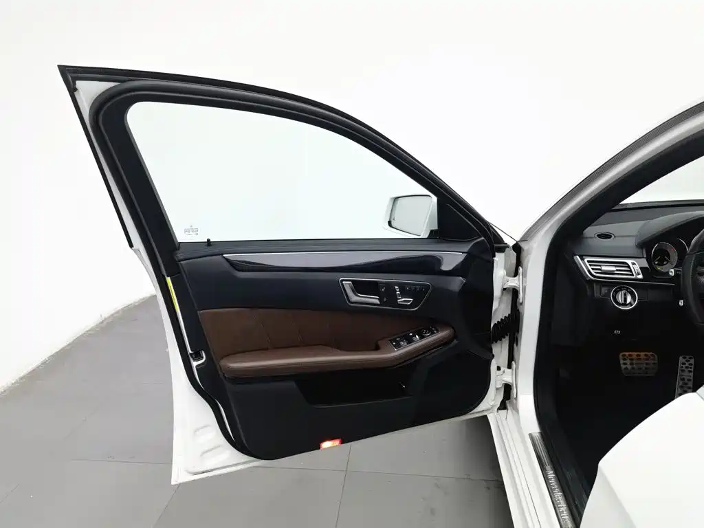 صورة 8 - Mercedes-Benz E-Class