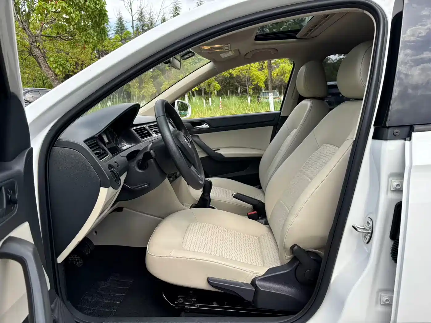 Škoda Rapid 2016 1.6L Manual Pioneer Edition фото 7
