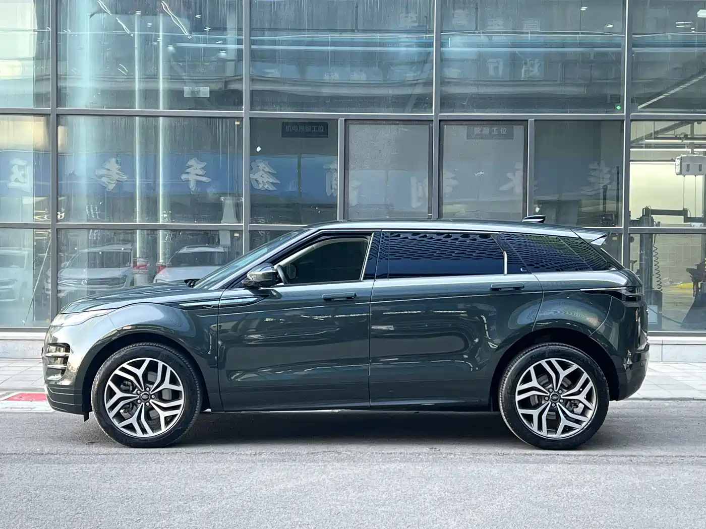 Land Rover Range Rover Evoque 2023 Range Rover Evoque L 249PS Luxury Edition фото 4