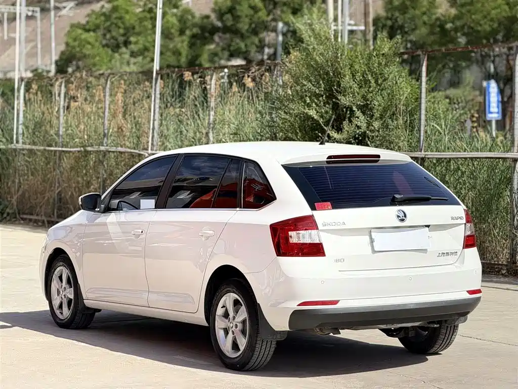 Škoda Skoda Rapid Spaceback 2018 1.6L Automatic Comfort фото 8