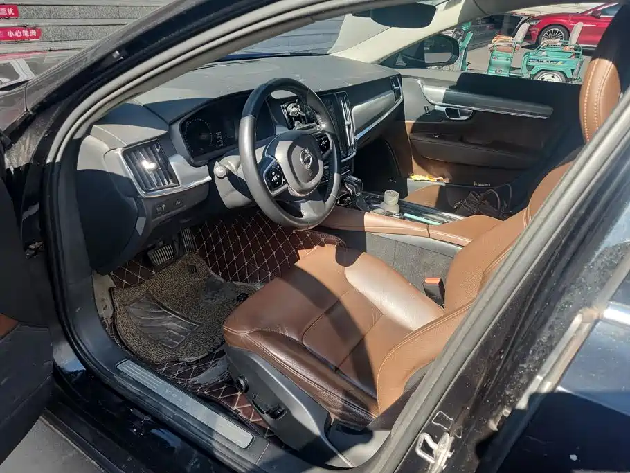 Фото 9 - Volvo S90