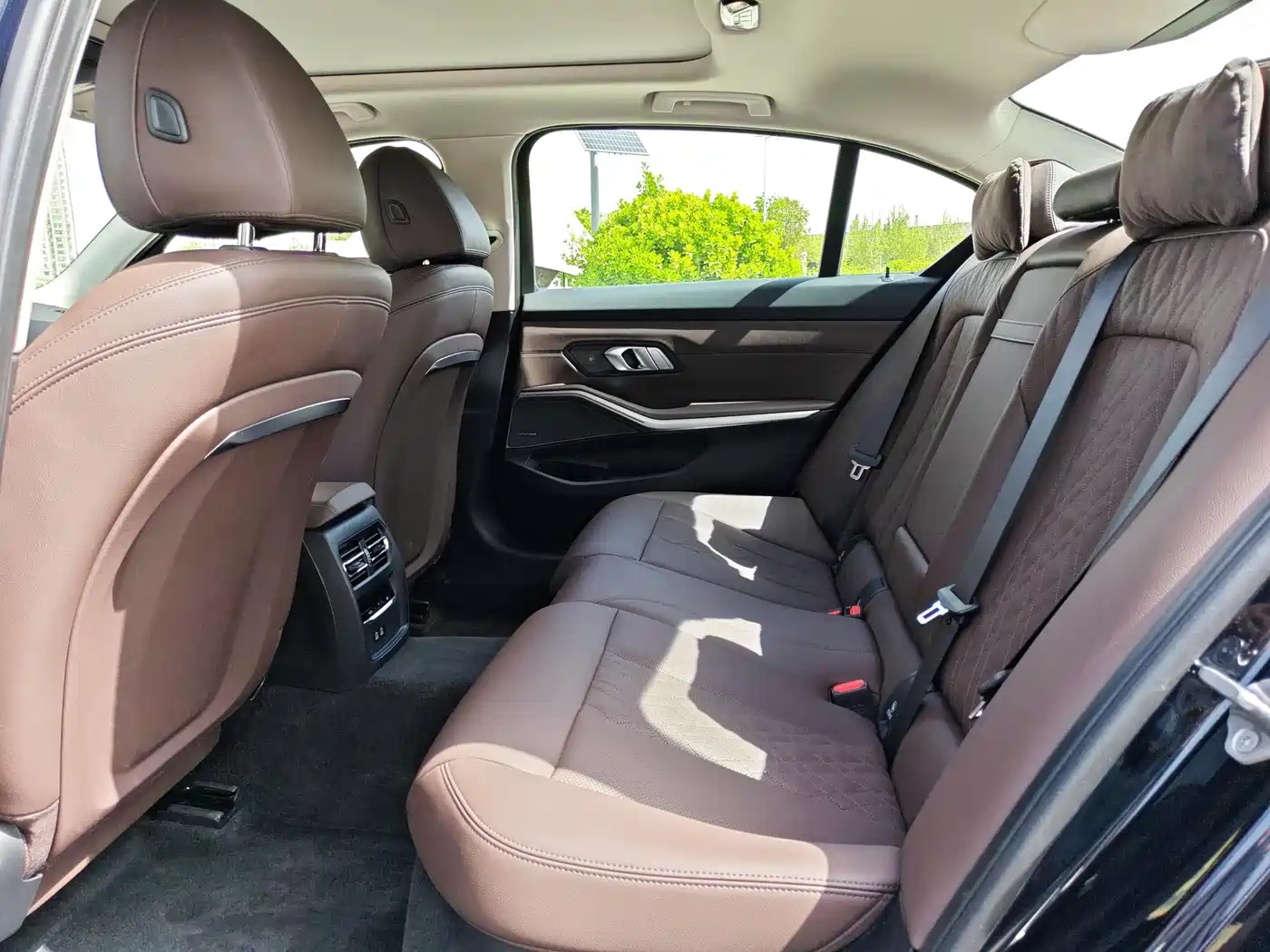 BMW 3 Series 2025 330Li M Sport Night Edition фото 18