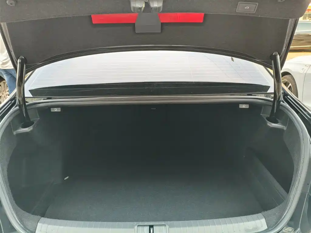 Volkswagen Magotan 2023 Model 2 Million Commemorative Edition 330TSI DSG Luxury фото 16