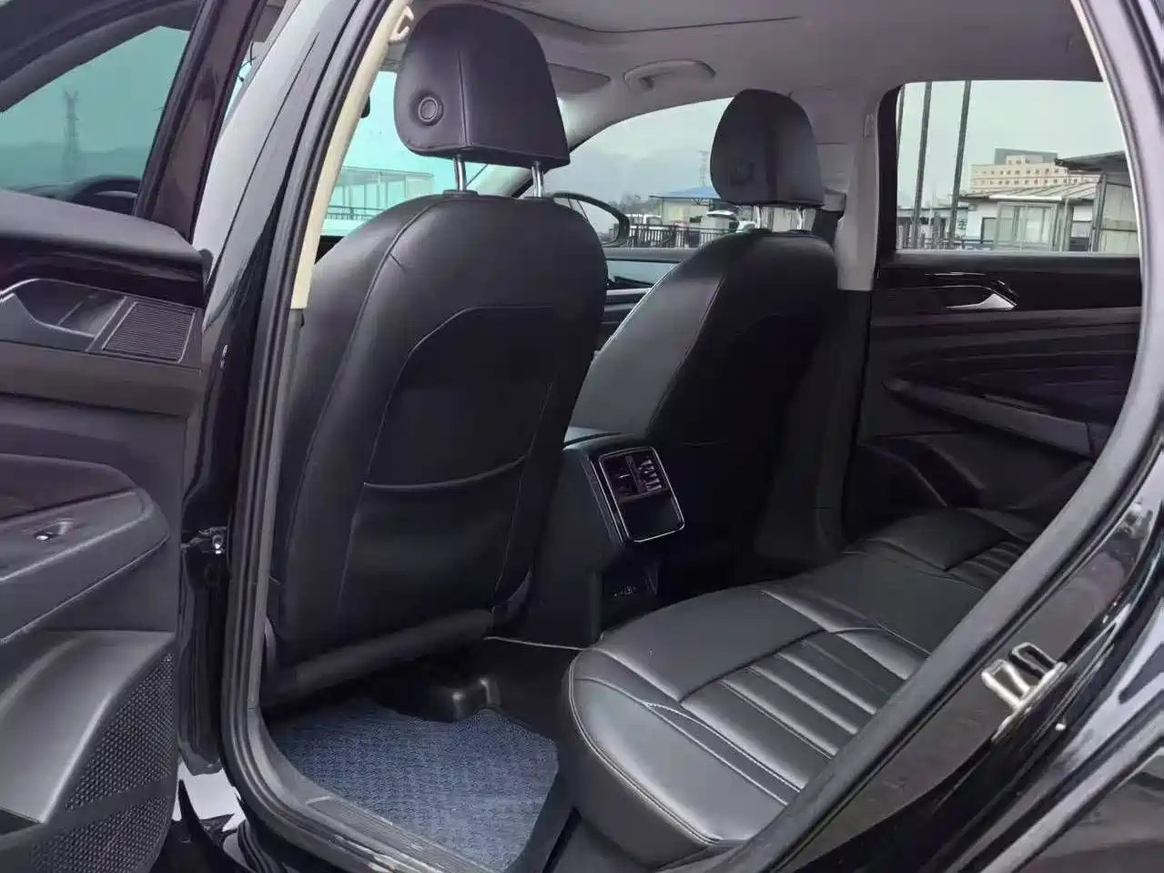 Volkswagen Passat 2022 280TSI Business Edition фото 10