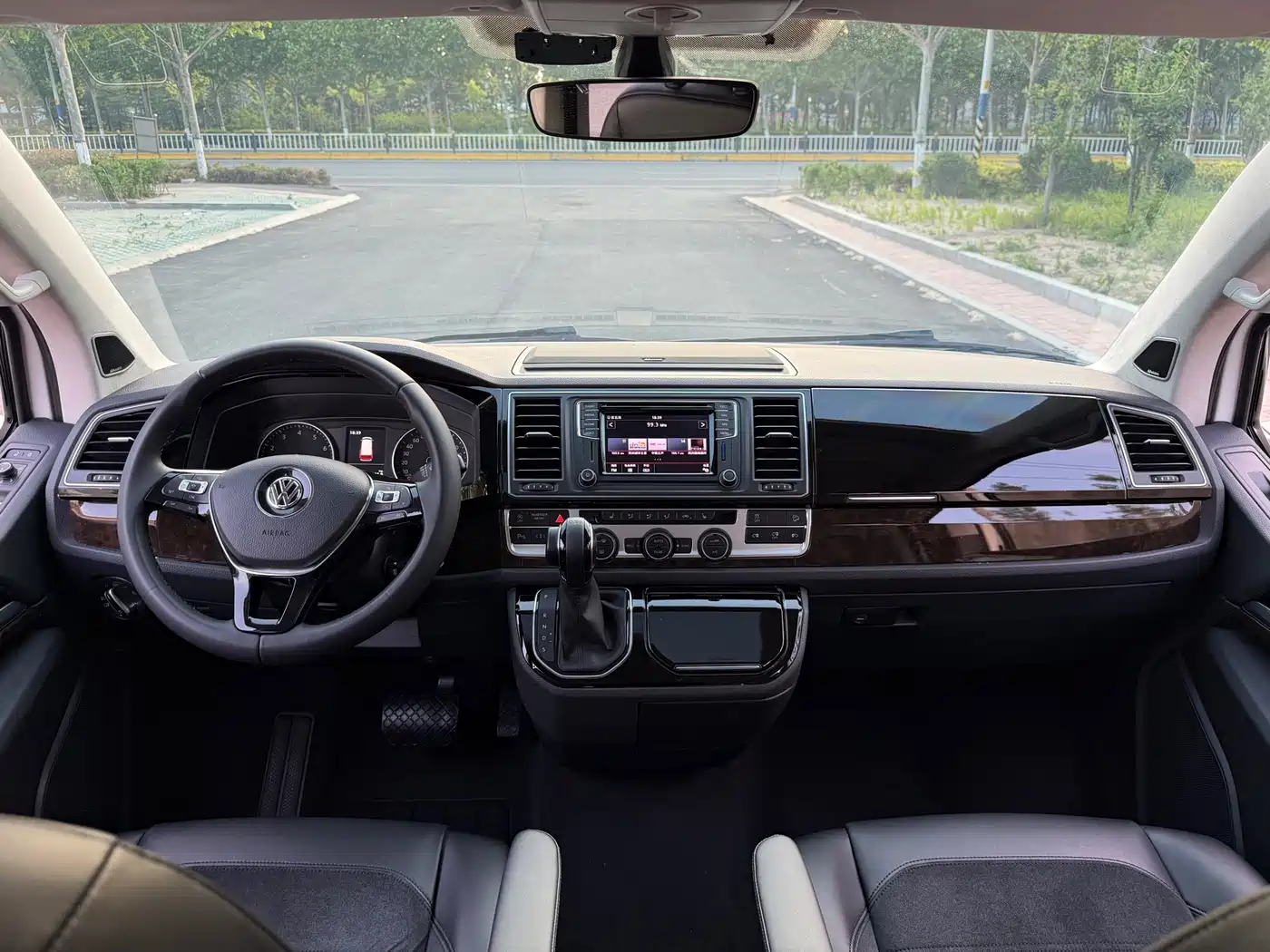 Volkswagen Multivan 2018 2.0TSI 4WD Premium Edition 7-Seater фото 7