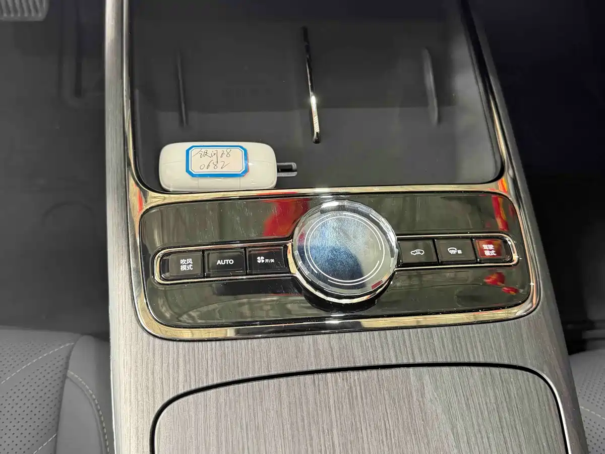 Geely Galaxy Galaxy E8 2025 700km Long Voyage Smart Drive Edition фото 8