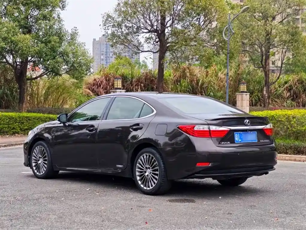 Lexus ES 2014 300h Elite Edition фото 10