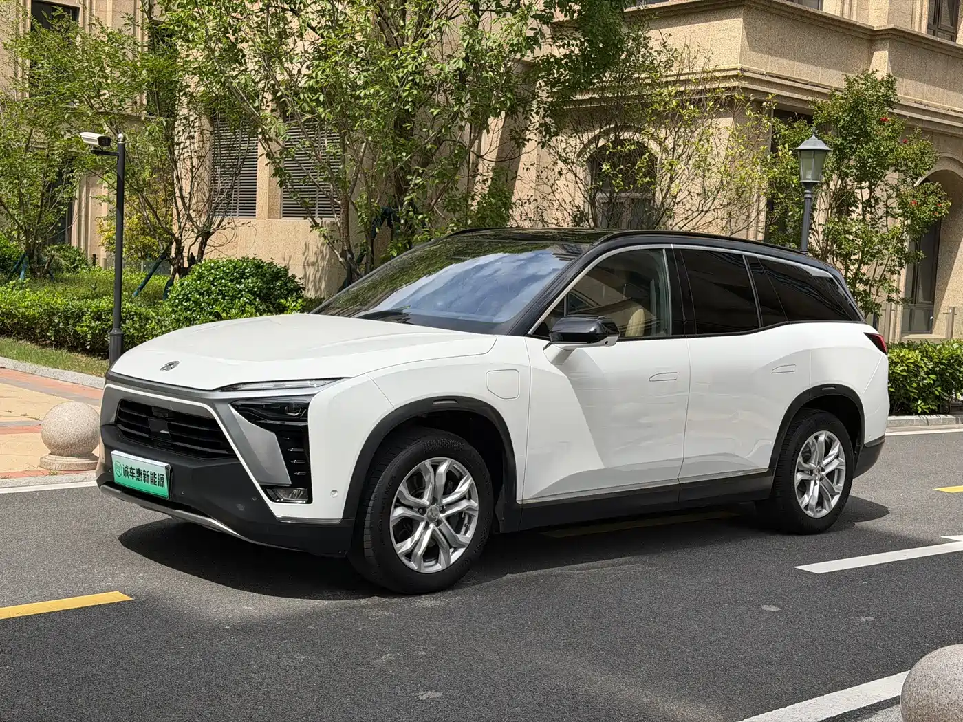 Фото 1 - NIO ES8