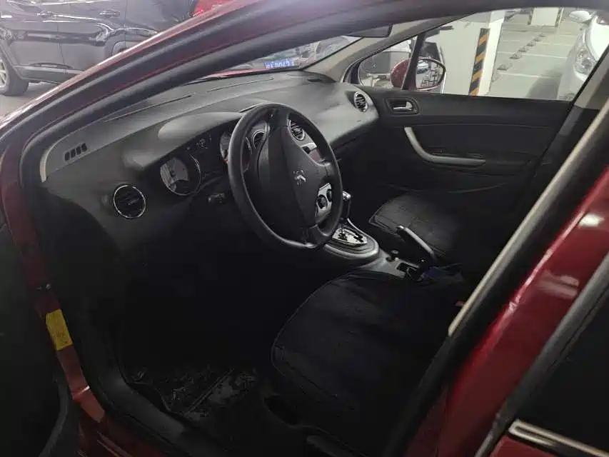 Peugeot 408 2010 2.0L Automatic Comfort фото 4
