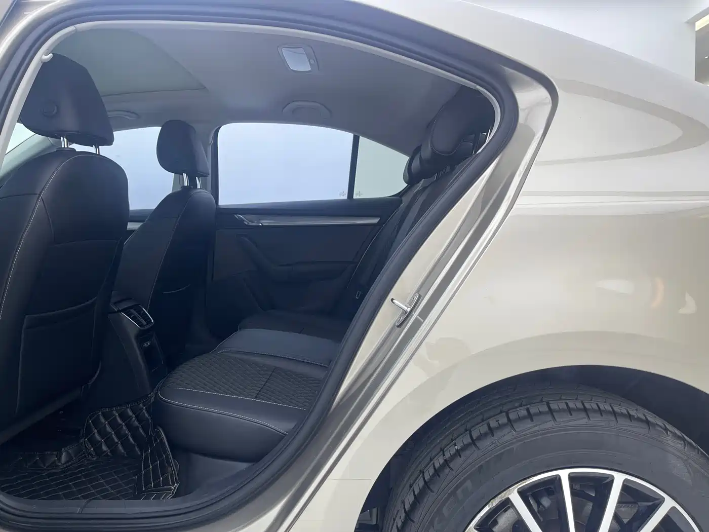 Škoda Octavia 2018 1.6L Automatic Luxury фото 13