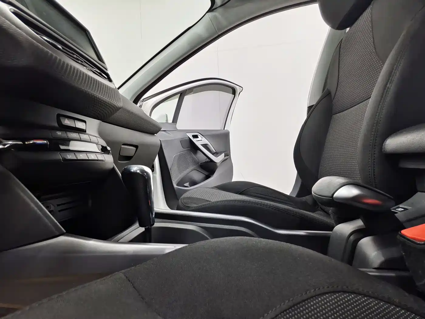 Peugeot 2008 2014 1.6L Automatic Fashion Edition фото 11