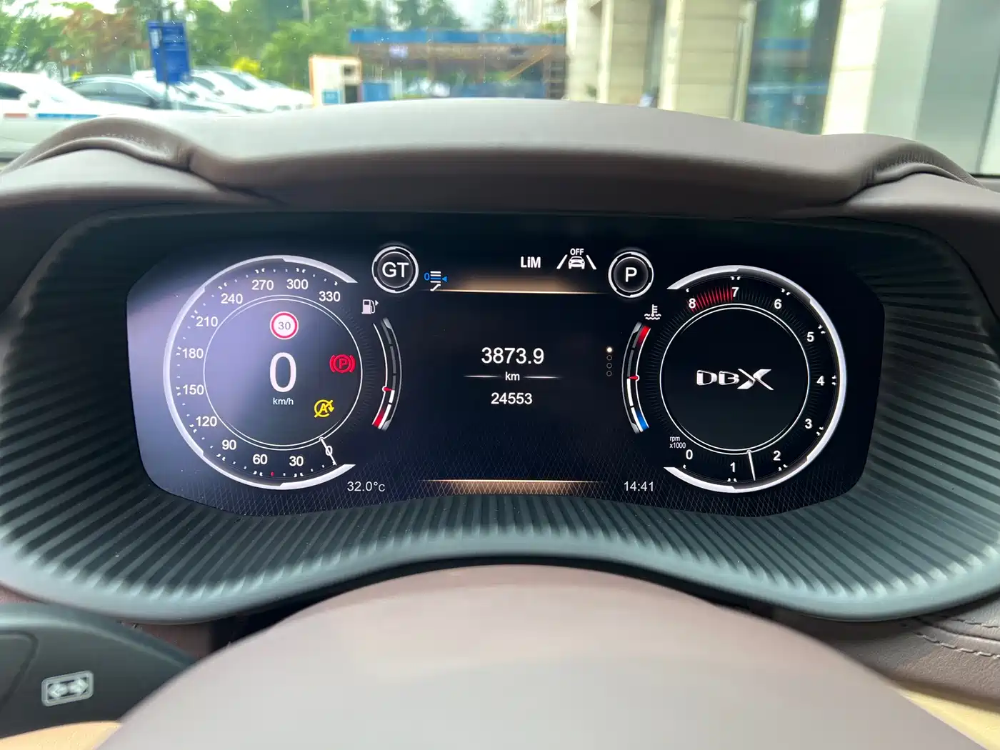 ASTON MARTIN DBX