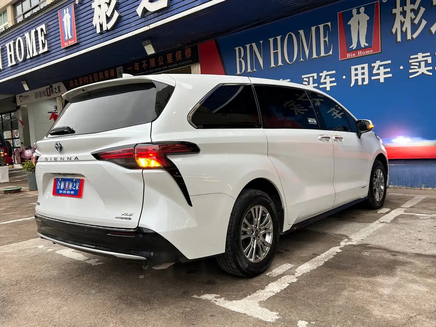 Toyota Sienna 2023 2.5L Hybrid Luxury Edition фото 16