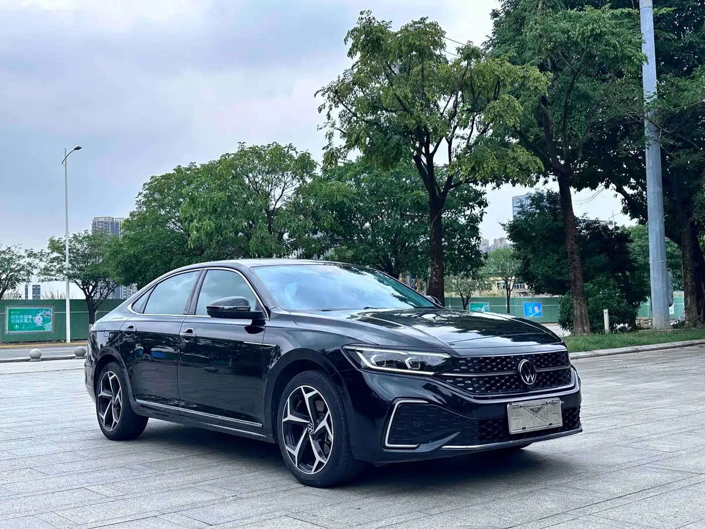 Volkswagen Passat 2023 330TSI Starlight Luxury Edition фото 3