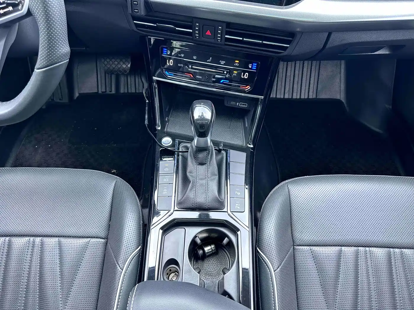 Volkswagen Passat 2023 330TSI Starlight Luxury Edition фото 8