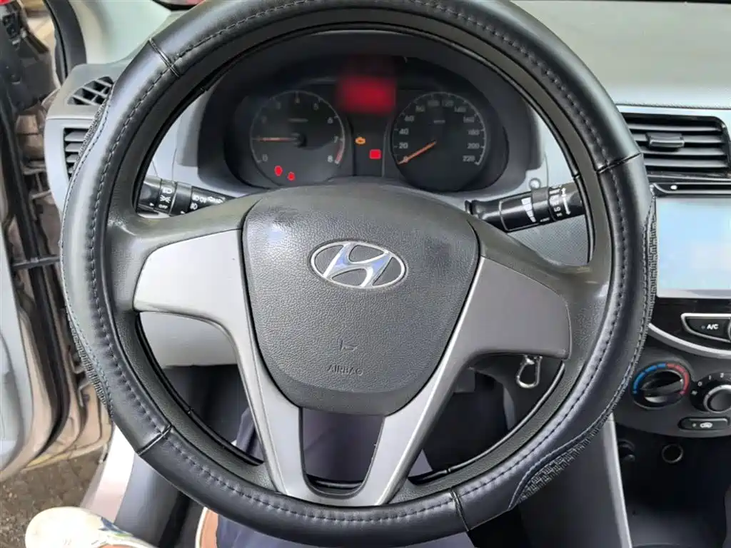 Hyundai Verna 2014 1.4L Automatic Smart GLS фото 11