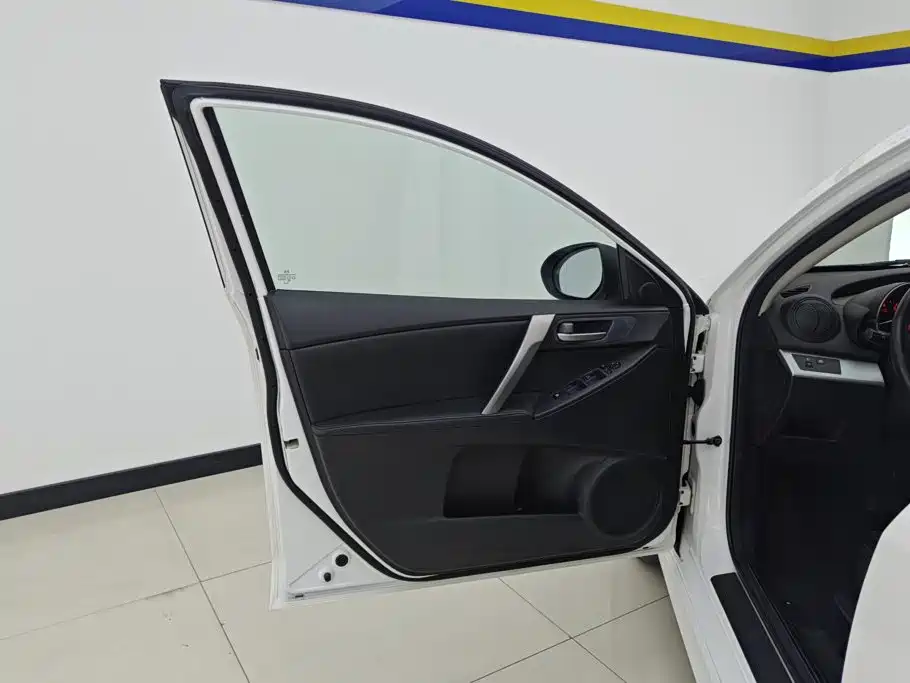 Mazda Mazda3 Axela 2014 2012 Hatchback 2.0L Automatic Luxury