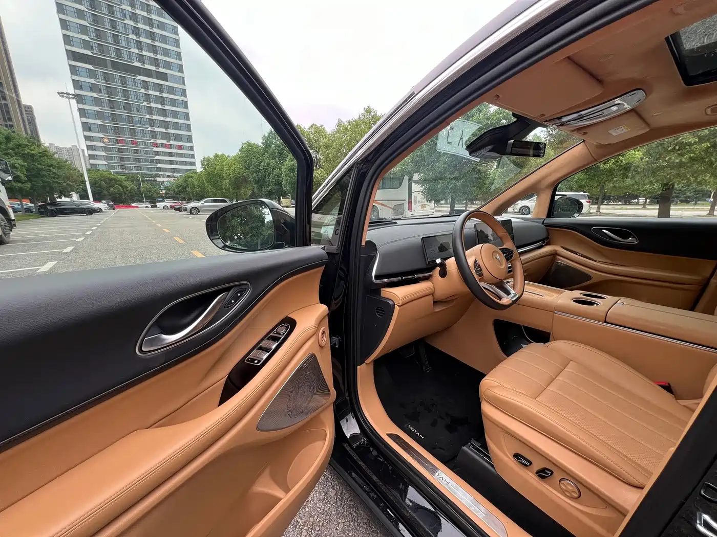 Voyah Auto Voyah Dreamer 2025 PHEV AWD Flagship Qian Kun Edition фото 6