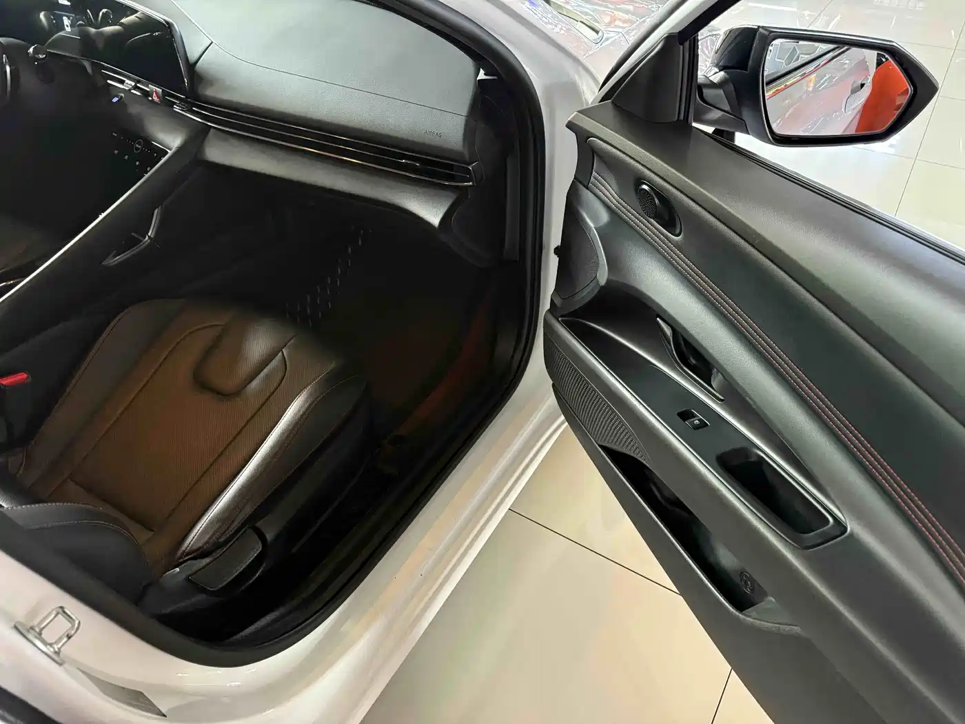 Hyundai Elantra 2022 240TGDi DCT LUX Premium Edition фото 11