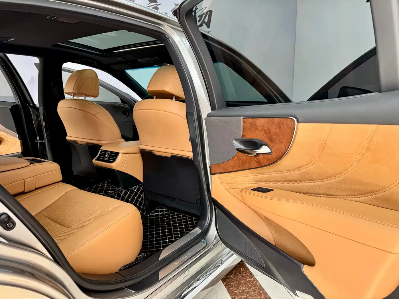 Lexus LS 2021 500h Excellence Edition фото 13