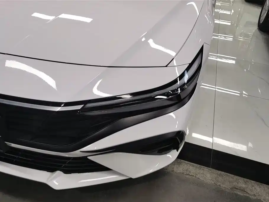 Hyundai Elantra 2021 1.5L CVT LUX Premium Edition фото 5