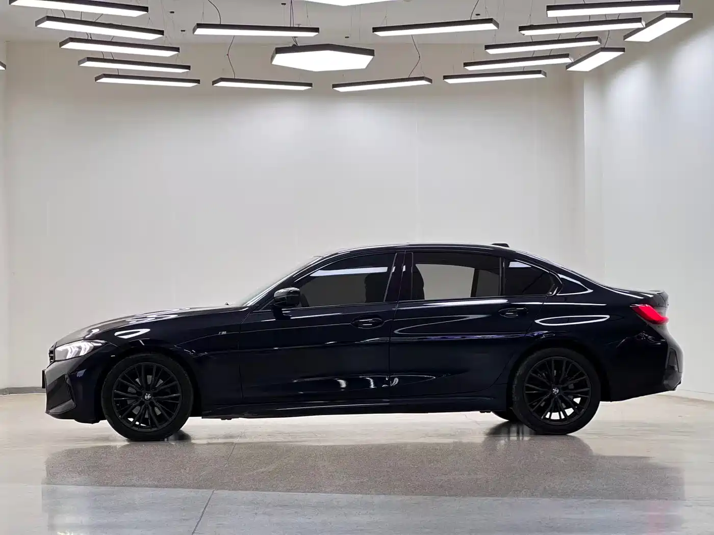 BMW 3 Series 2024 325i M Sport Shadowline Package фото 4
