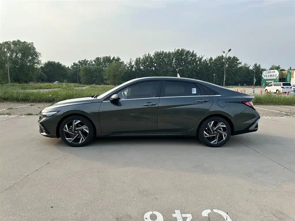 Hyundai Elantra 2023 Model 1.5L CVT LUX Premium Edition фото 7