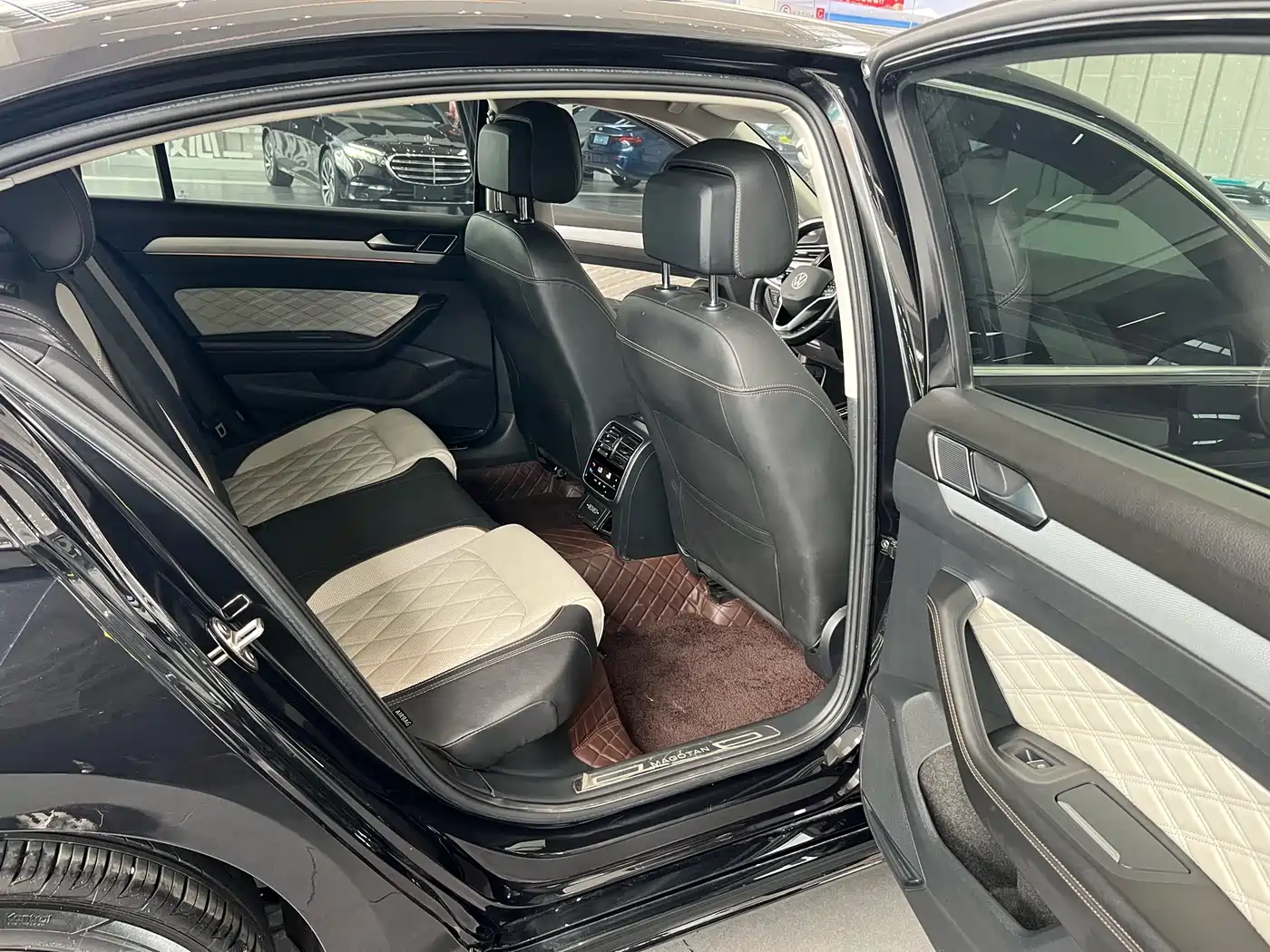 Volkswagen Magotan 2023 Model 2 Million Commemorative Edition 330TSI DSG Luxury фото 9