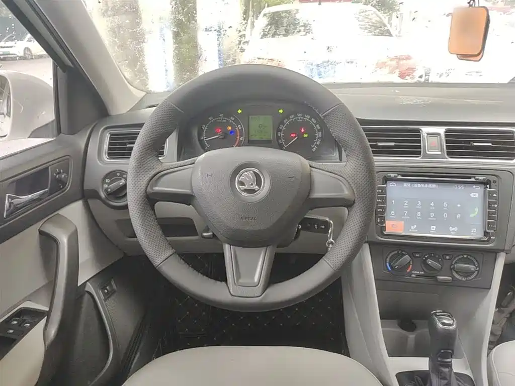 Škoda Rapid 2016 1.6L Automatic Pioneer Edition фото 11
