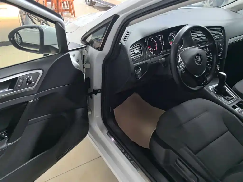 Volkswagen Golf 2018 1.6L Automatic Comfort фото 16