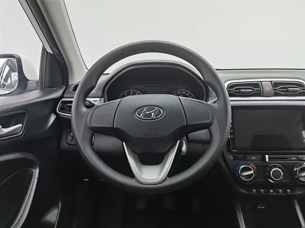Hyundai Verna 2017 1.4L Manual Renewal Edition China VI фото 11