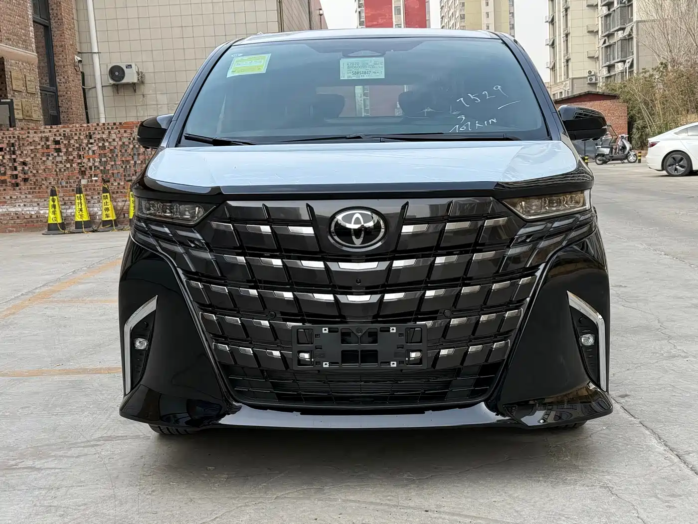 Toyota Alphard 2025 Hybrid 2.5L Ultimate Gold Edition фото 2