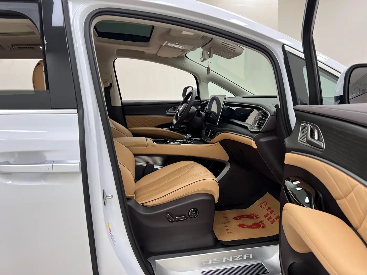 Denza D9 2024 DM-i 980 AWD Prestige фото 34