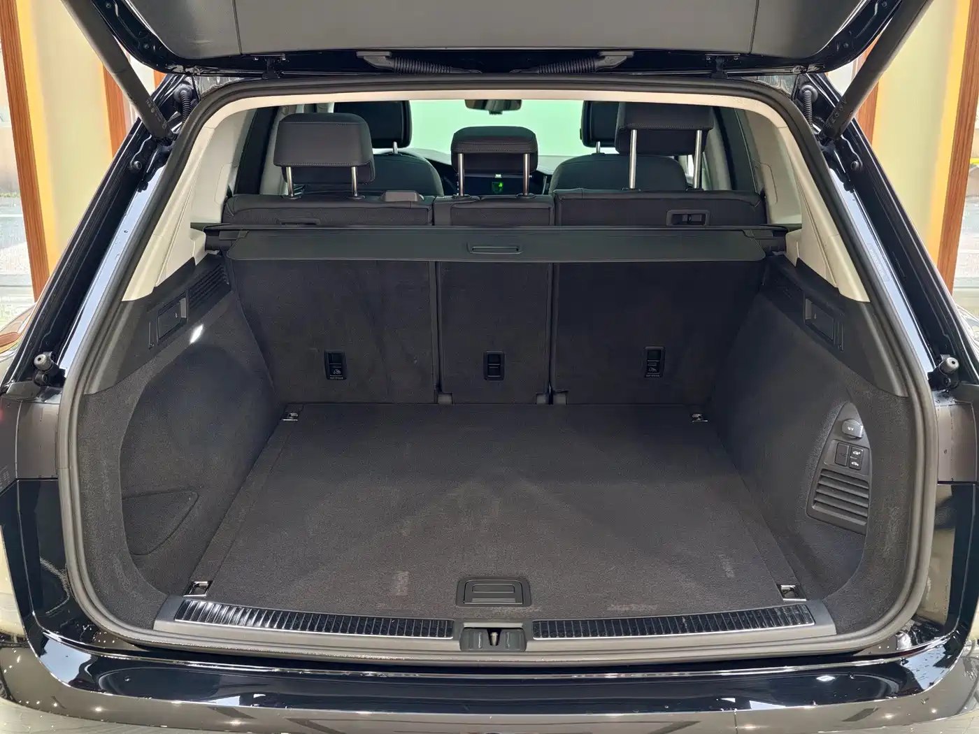Volkswagen Touareg 2023 2023 3.0TSI R-Line Black Sports Package