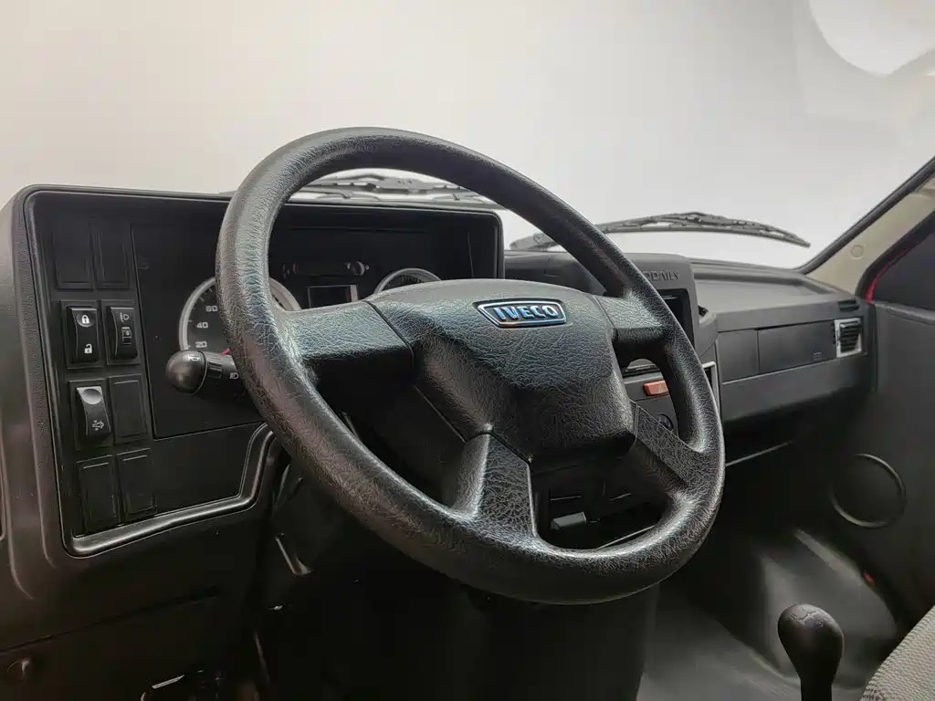 Iveco Daily 2023 2021 Model 2.8T V35 VAN Cargo Van 3 Seats Short Wheelbase Medium Roof Single Tire Manual Door