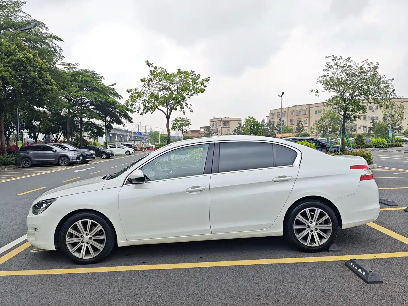 Peugeot 408 2016 1.6T Automatic Luxury Edition фото 4