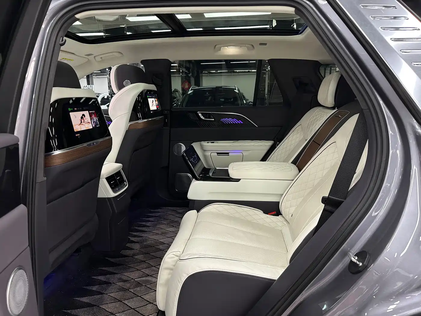 Фото 13 - Hongqi E-HS9