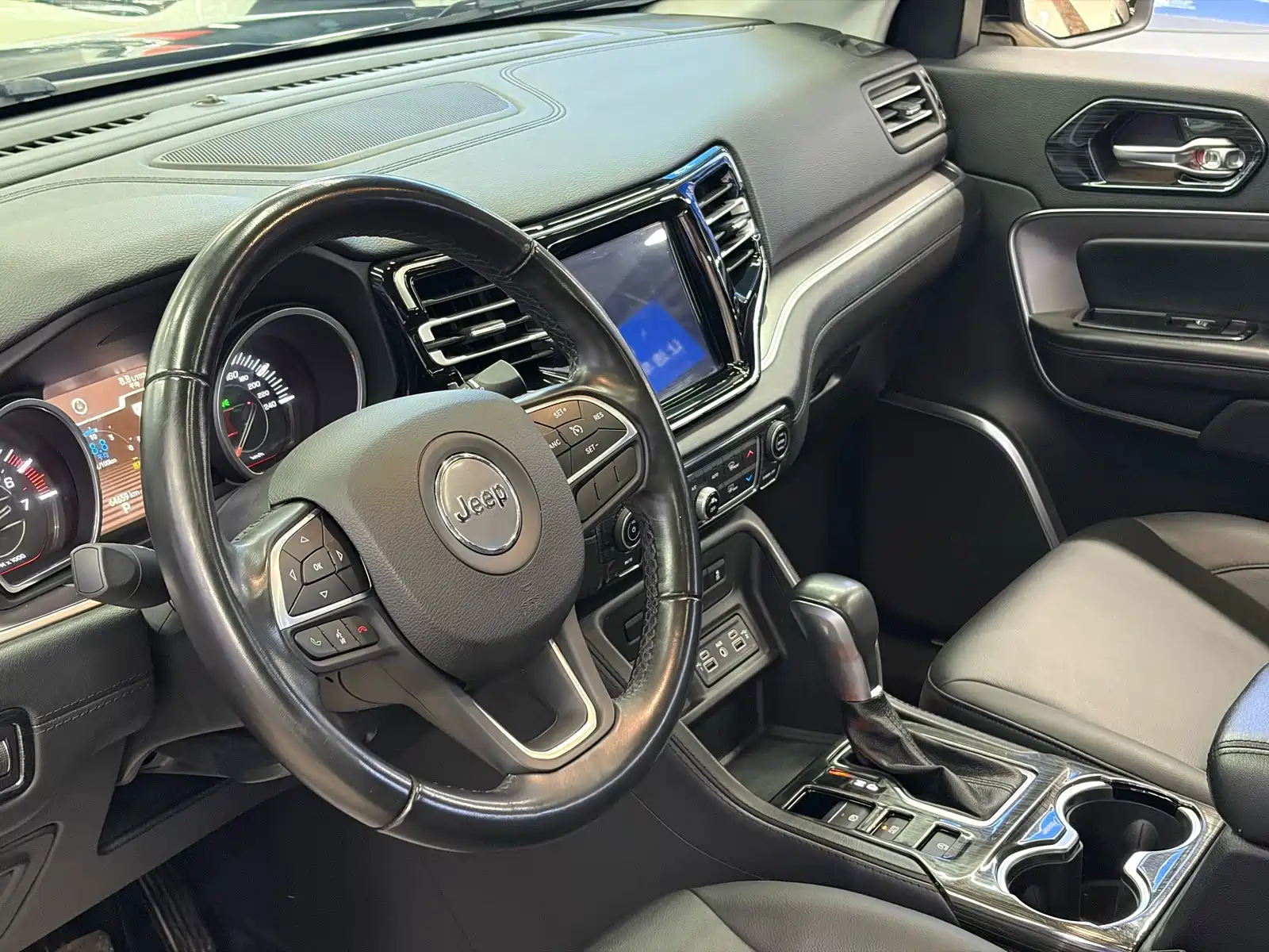 Фото 7 - Jeep Grand Commander