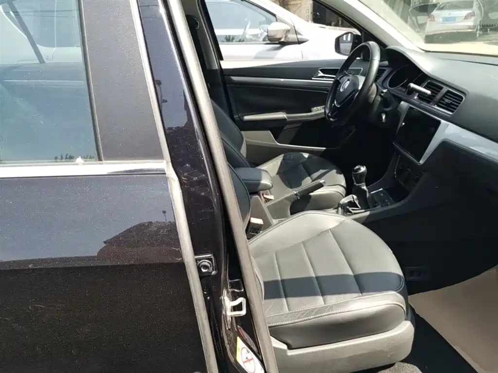 Volkswagen Lavida 2015 1.6L Manual Comfort Edition фото 25